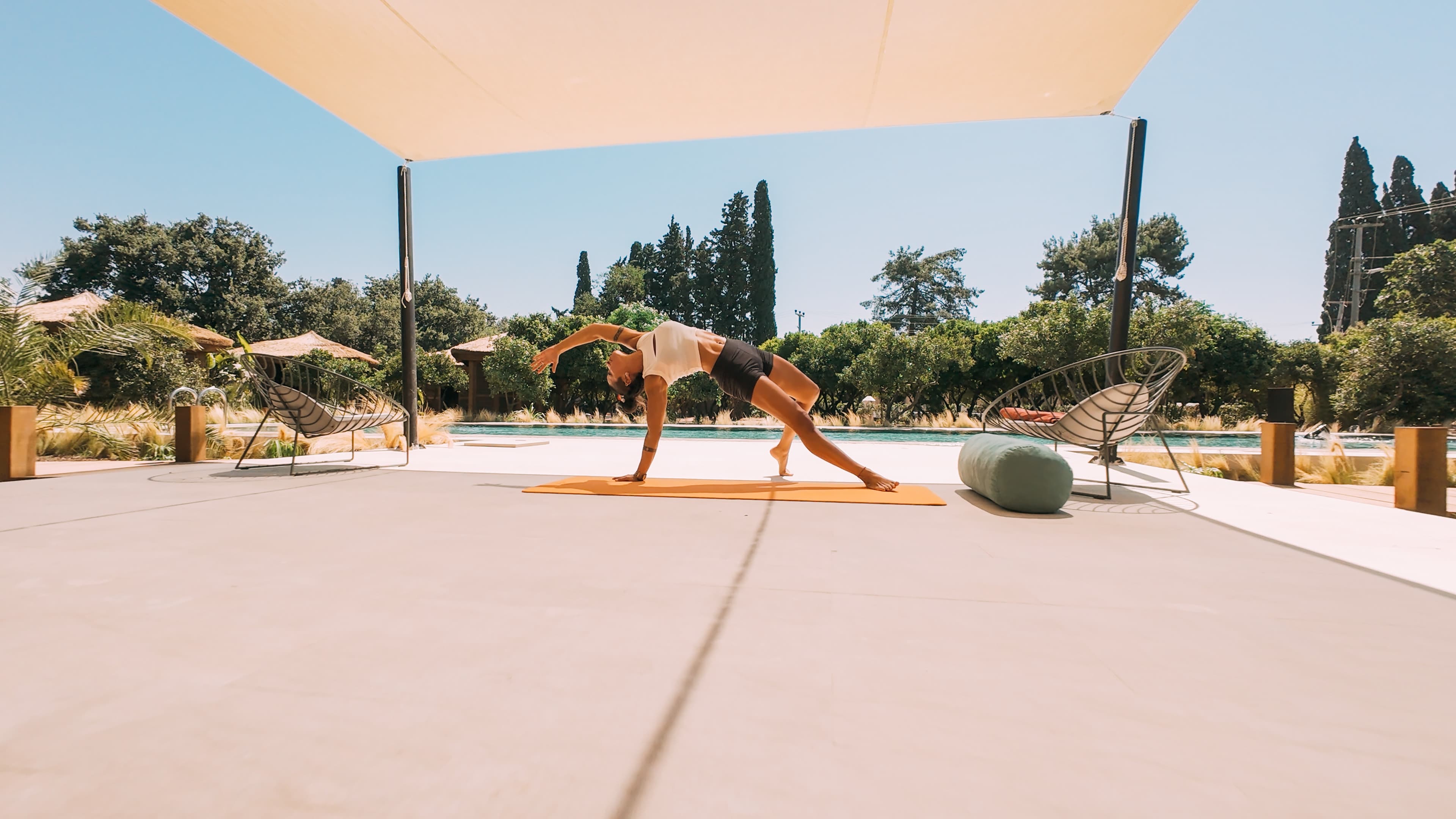 Açık havada yoga yapan kişi